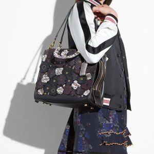 Rogue With Snakeskin Tea Rose